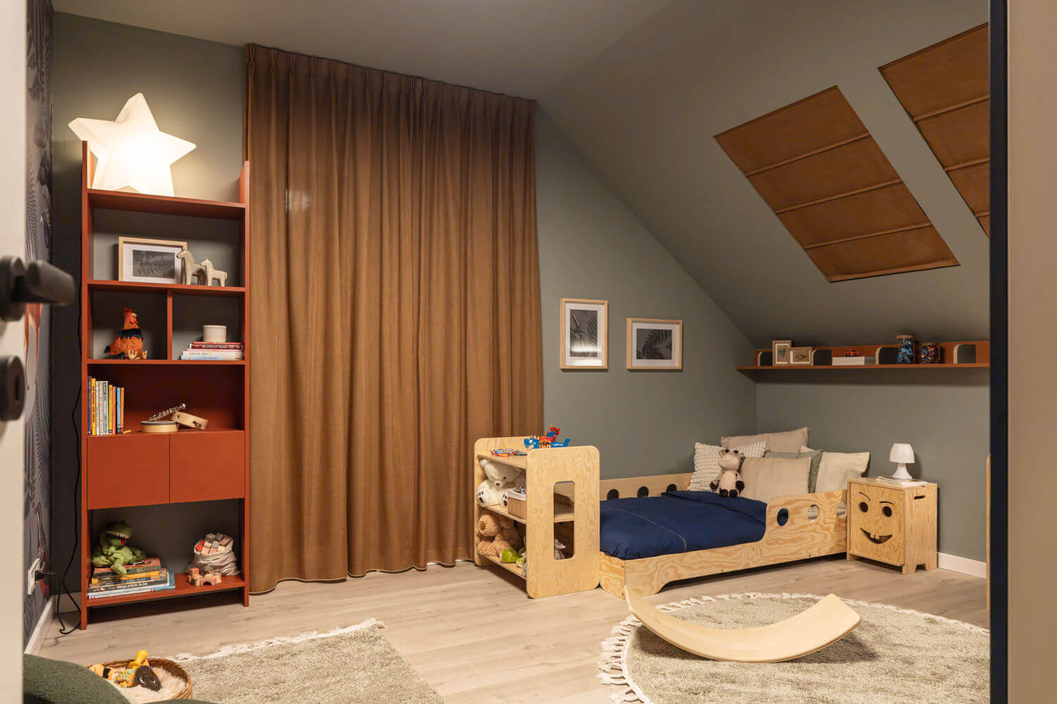 Łóżko pojedyncze dla dzieci z barierką i stelażem TILA 6C Montessori Drewniane